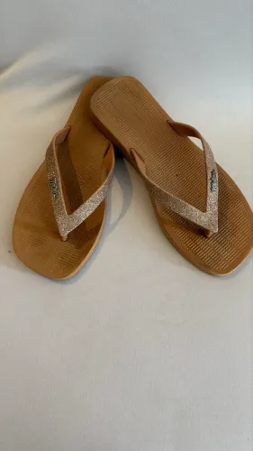 Chinelo Melissa Dourado