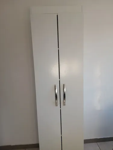 Vendo sapateira branca usada