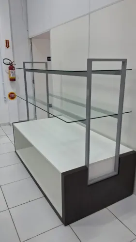 Móvel Expositor para Lojas em Excelente Estado - Grande Oportunidade