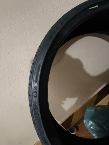 Pneu 205/30/20