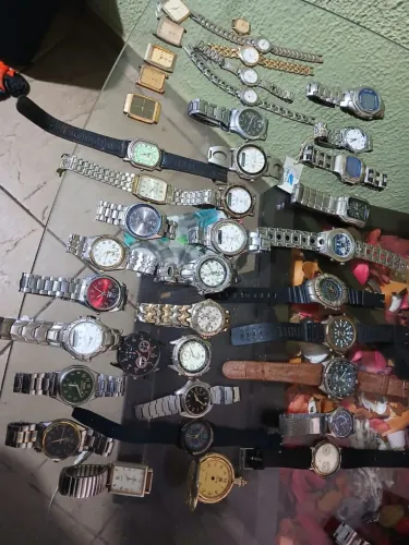 Vendo lote de relógios pulseiras e caixas , vendo como sucatas não testei nenhum relógio