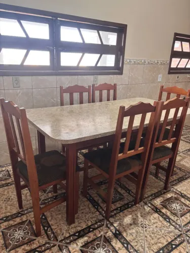 Conjunto de mesa com 6 cadeiras a base da mesa de madeira maciça e as cadeira também