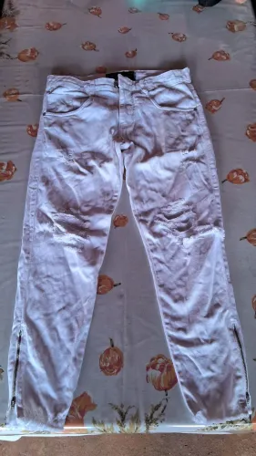 Calça branca estilo rasgada n°38 forma grande