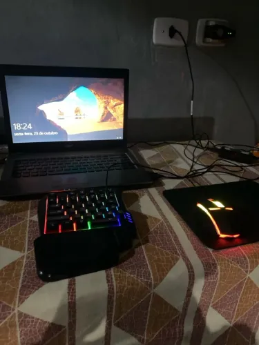 Computador marca positivo com o mouse mais mouse game