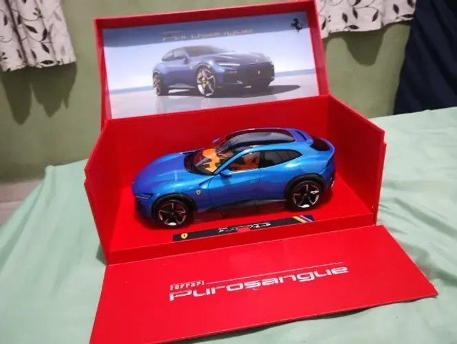 Miniatura lançamento Ferrari purosangue azul 1/18 burago nova na caixa case
