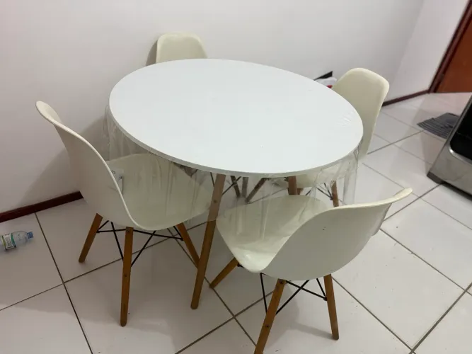 Mesa com 4 cadeiras
