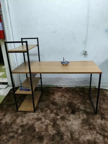Mesa para Escritório com Estante - Usada