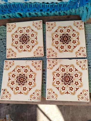 4 azulejos antigos 15,3cm x 15,3cm