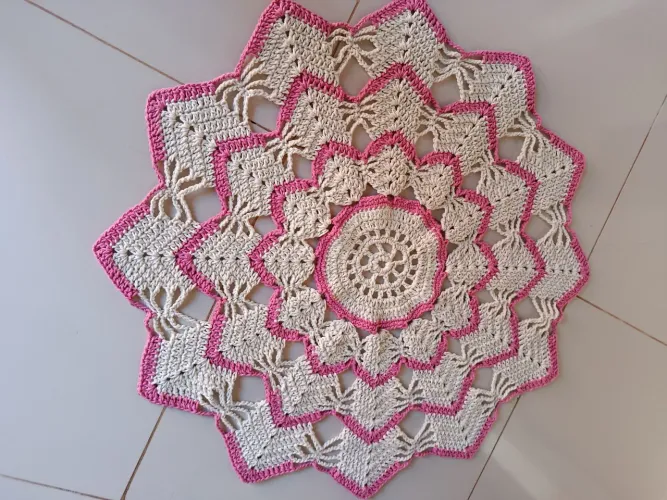 Tapete estrela, fio 8 no cru e detalhes rosa. 