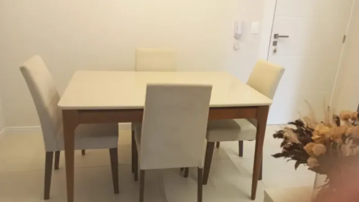 Conjunto de Mesa com 4 cadeira