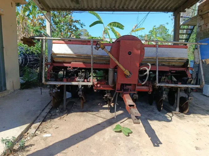 Plantadeira jumil a vácuo 6 linhas de 60 cm.