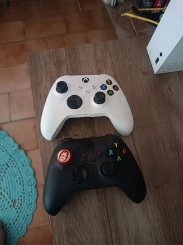 Controle x box ,um branco e outro preto