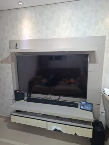 Painel para TV com prateleiras 180x180  - Usado