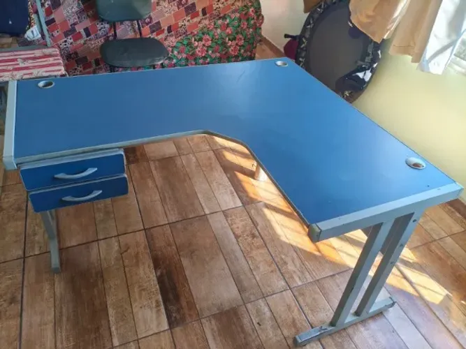 Mesa de escritório em L com gaveteiro passacabos - Medidas: 77cm(a) x 1,40m x 1,20m