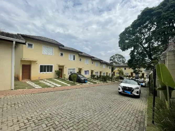Casa em Condomínio em Cotia | 2 Suítes | 3 Vagas | Área Gourmet | Pintura Recente