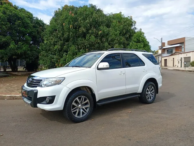 Toyota Hilux SW4 SR 4X2 2.7/2.7 Flex 16V Mec. 2014
