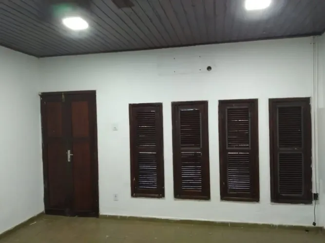 Alugo casa grande em ótima localidade