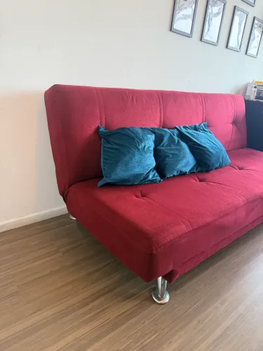 Sofá cama a venda vermelho aveludado