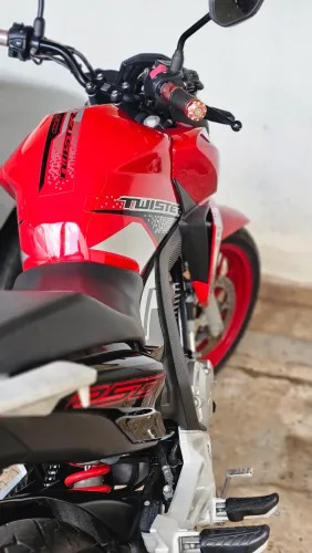 Moto impecável 2 pneus novos, relação nova documento só 2027