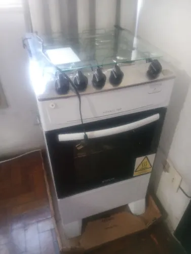 Fogão 4 bocas semi-novo. Só precisar tirar a peça de gás encanado para botijão.