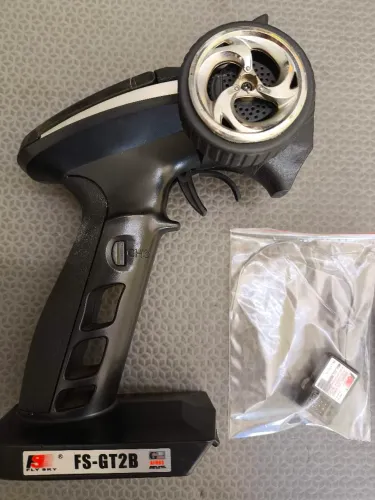 Rádio Controle FlySky FS-GT2B 2.4GHz + Bateria Li-ion Recarregável