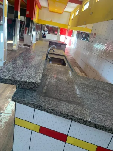 Vende se um balcão de mármore