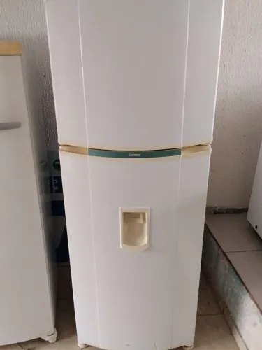 Geladeira com água na porta