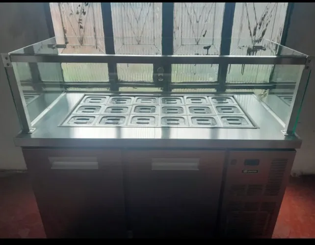 Vende-se balcão de inox refrigerado.
