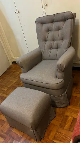 Poltrona de amamentação com puff