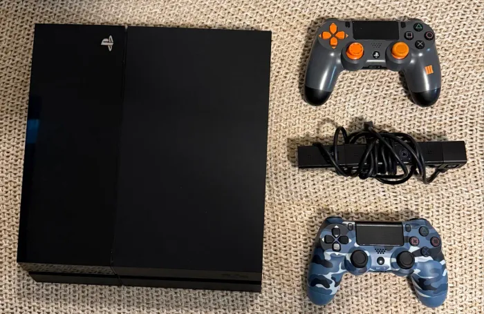 PS4 Fat Original + 2 Controles (1 Edição Limitada Black Ops III) + Câmera + Cabos Extras