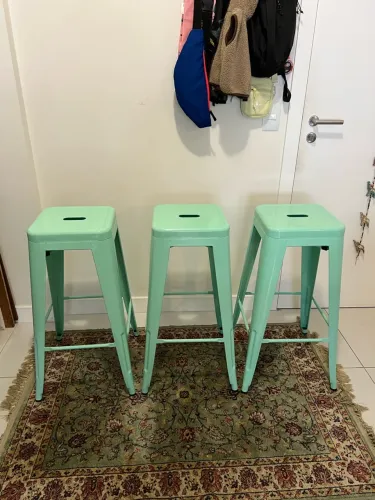 Três bancos Tolix verde água