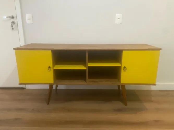Rack retrô amarelo e amadeirado