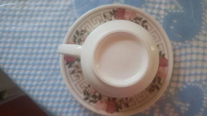 Xícara e pires de porcelana 