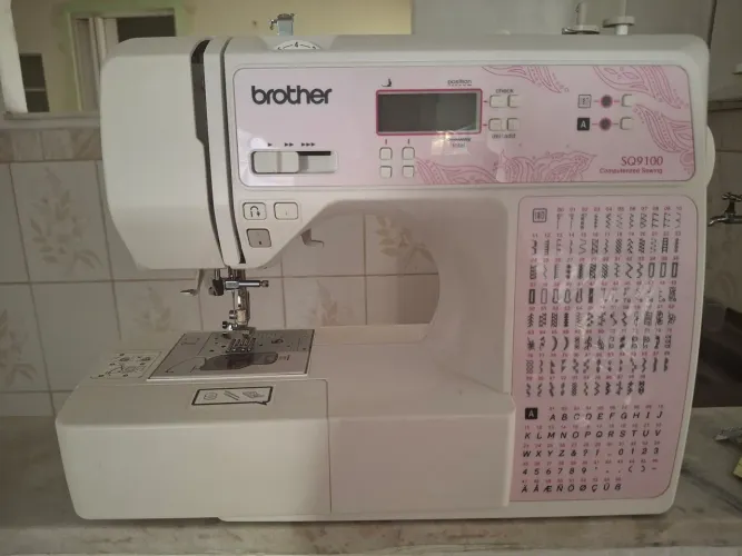 Vendo maquina de costura e borda eletrônica borda sozinha com mesa extensora