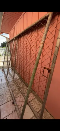 Portão de ferro com tela