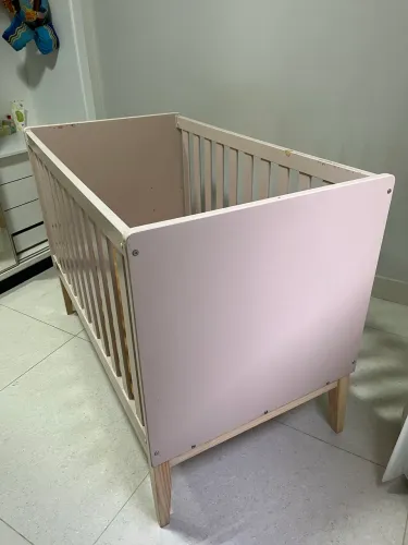 Berço Matic Rosé que vira cama + colchão (completo)