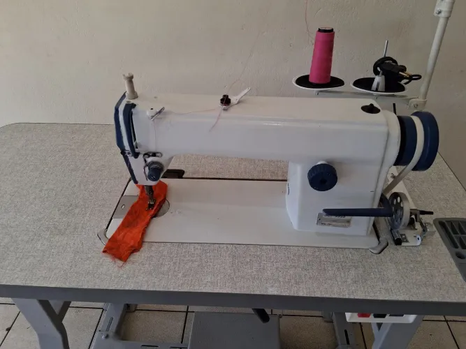 Máquina de Costura Reta Industrial