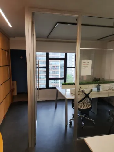 Divisórias de Vidro Folha Única para escritório com porta em Vidro