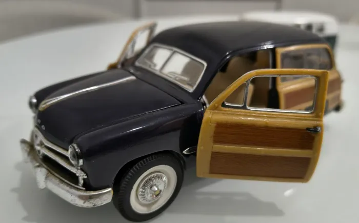 Miniatura Ford Woody Wagon 1949 1:28