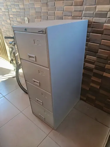 Armário 4 gavetas com chave seminovo