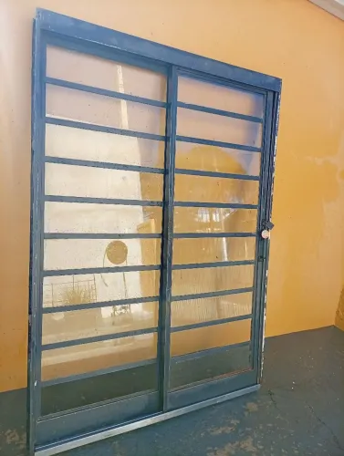 Porta de ferro 
