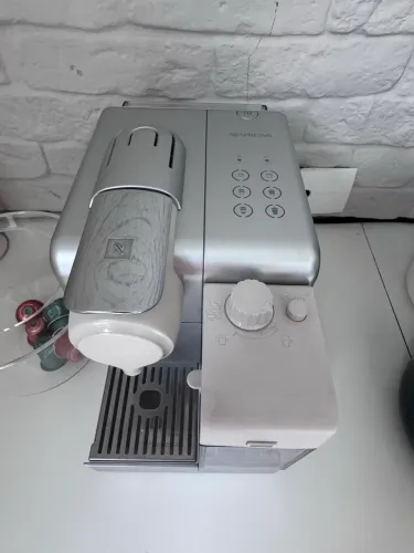Cafeteira Nespresso Lattissima com espumador de leite