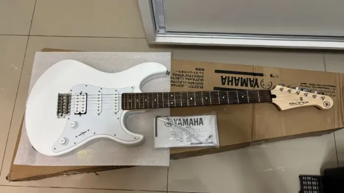 Guitarra Yamaha Pacifica 012 WH Pac012 