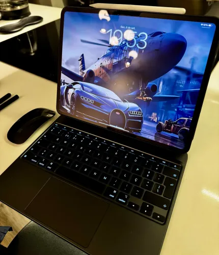 iPad Pro M4 13 256GB wifi space gray + Apple Pencil Pro + Magic Keyboard + brindes