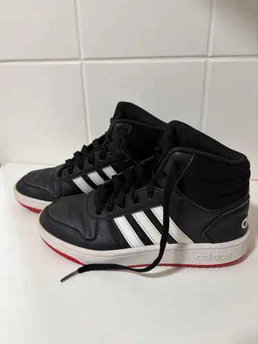 Tenis adidas cano alto