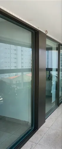 ESQUADRIA DE ALUMÍNIO COM VIDRO