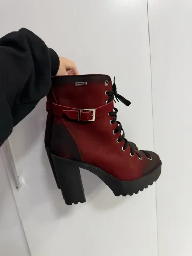 Bota vermelha