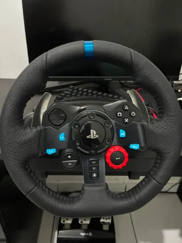 Volante para computador logitech com 1 mês de uso, valor bem abaixo de um zero
