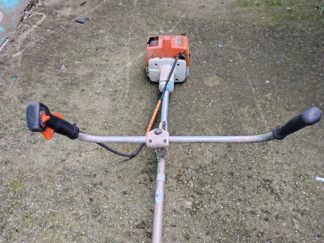 Roçadeira sth 220 e um soprador Stihl BC 86 C