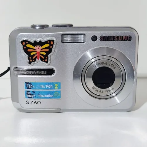 Câmera Digital Samsung S760 7.2MP 3x Prata + Acessórios e Pilha com Caixa